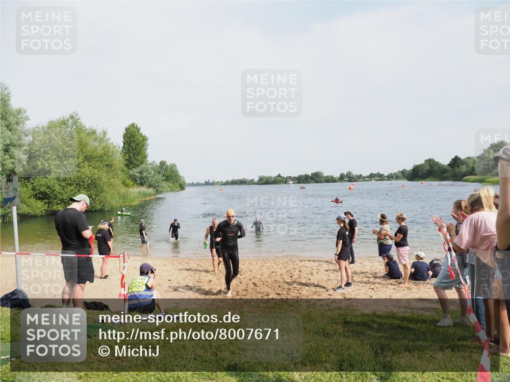 21.06.2025 - 27. Vierlanden-Triathlon MichiJ http://msf.ph/oto/8007671 15.06.2026 10:08:05 Schwimmen 295, 373, 403 meine-sportfotos.de
