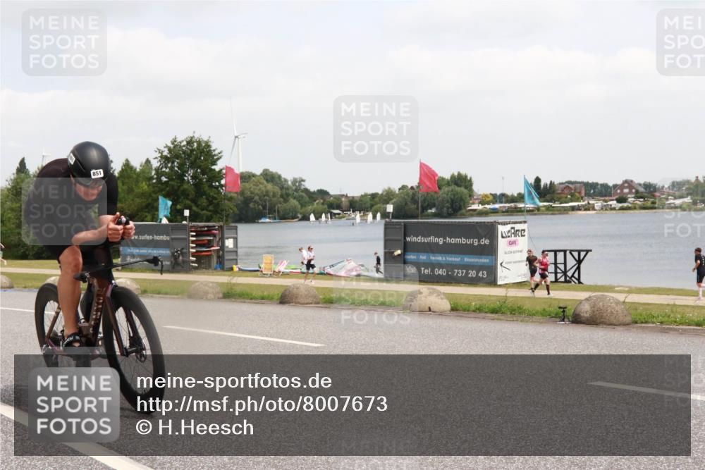 21.06.2025 - 27. Vierlanden-Triathlon H.Heesch http://msf.ph/oto/8007673 15.06.2025 12:09:50 Radfahren 851 meine-sportfotos.de
