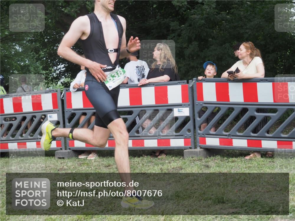 21.06.2025 - 27. Vierlanden-Triathlon KatJ http://msf.ph/oto/8007676 15.06.2025 13:00:54 Ziel 638 meine-sportfotos.de