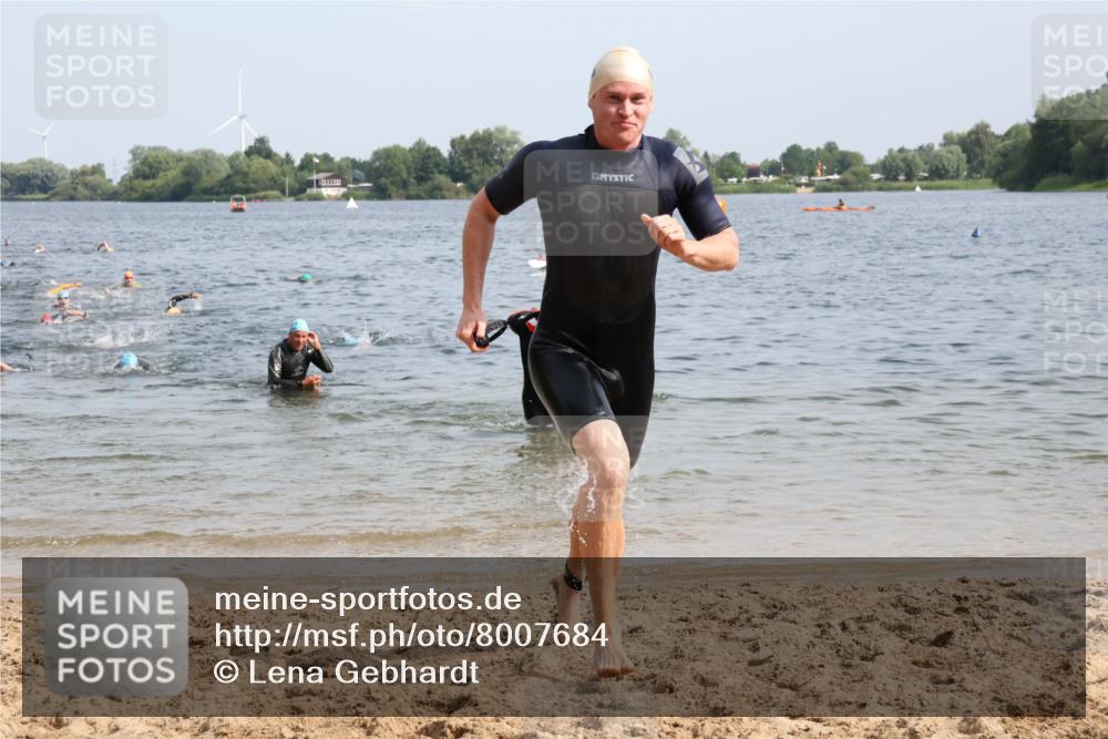 15.06.2025 - 27. Vierlanden-Triathlon Lena Gebhardt http://msf.ph/oto/8007684 15.06.2025 10:05:26 Schwimmen 366, 378, 393, 402, 409, 456 meine-sportfotos.de