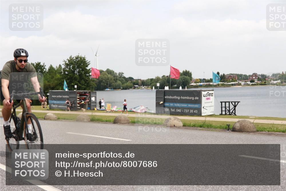 21.06.2025 - 27. Vierlanden-Triathlon H.Heesch http://msf.ph/oto/8007686 15.06.2025 12:10:15 Radfahren 711, 742 meine-sportfotos.de