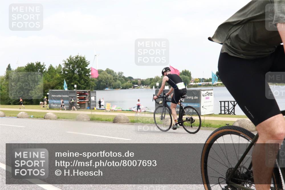 21.06.2025 - 27. Vierlanden-Triathlon H.Heesch http://msf.ph/oto/8007693 15.06.2025 12:10:16 Radfahren 711, 742 meine-sportfotos.de