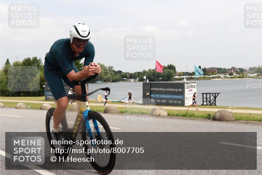 21.06.2025 - 27. Vierlanden-Triathlon H.Heesch http://msf.ph/oto/8007705 15.06.2025 12:02:19 Radfahren 656, 730, 800 meine-sportfotos.de