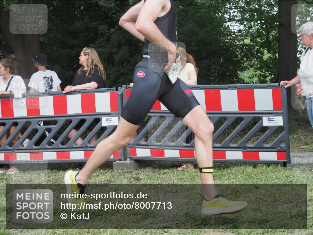 21.06.2025 - 27. Vierlanden-Triathlon KatJ http://msf.ph/oto/8007713 15.06.2025 13:00:54 Ziel 638 meine-sportfotos.de
