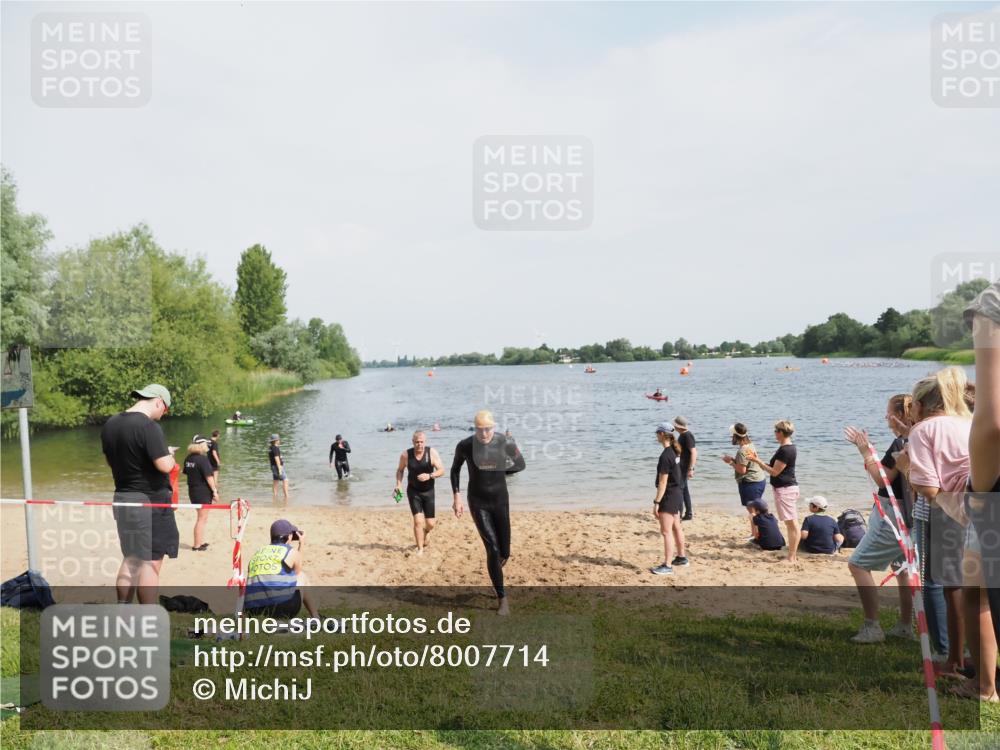 21.06.2025 - 27. Vierlanden-Triathlon MichiJ http://msf.ph/oto/8007714 15.06.2026 10:08:06 Schwimmen 295, 373, 403 meine-sportfotos.de