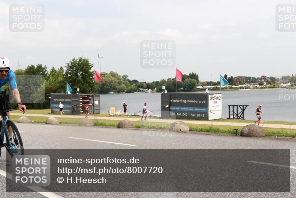 21.06.2025 - 27. Vierlanden-Triathlon H.Heesch http://msf.ph/oto/8007720 15.06.2025 12:02:20 Radfahren 656, 730, 800 meine-sportfotos.de