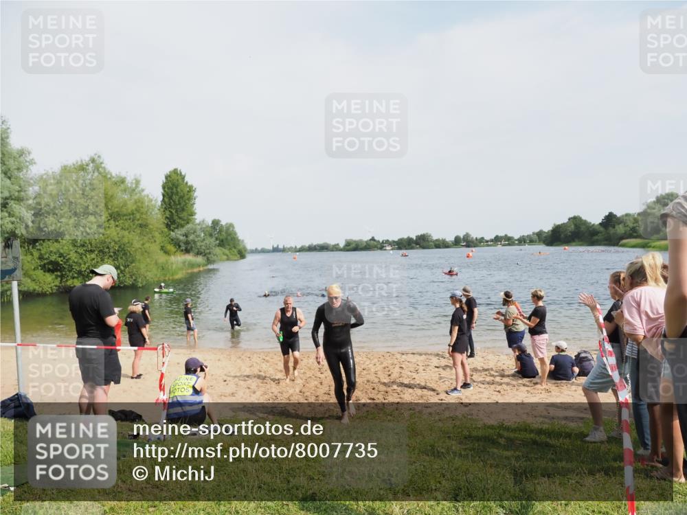 21.06.2025 - 27. Vierlanden-Triathlon MichiJ http://msf.ph/oto/8007735 15.06.2026 10:08:06 Schwimmen 295, 373, 403 meine-sportfotos.de