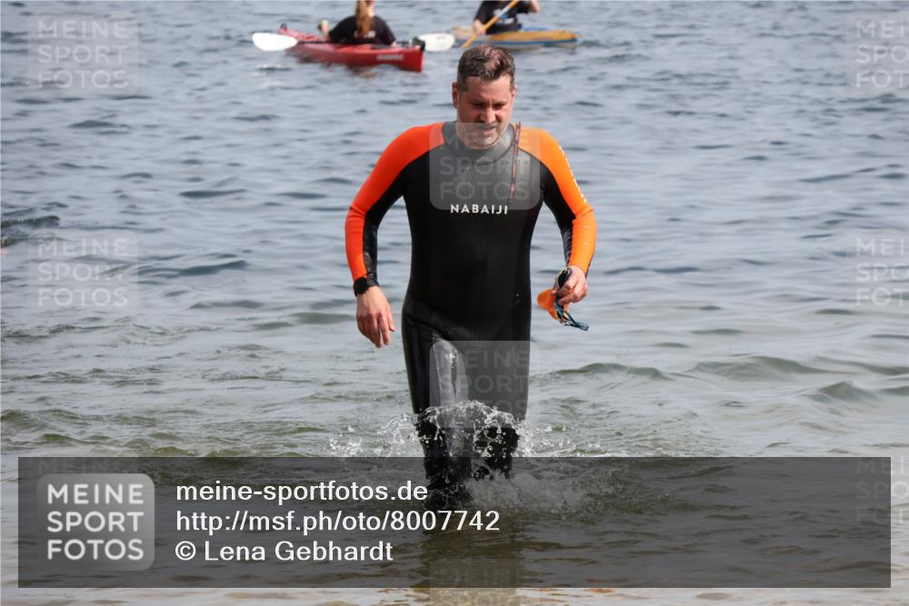 15.06.2025 - 27. Vierlanden-Triathlon Lena Gebhardt http://msf.ph/oto/8007742 15.06.2025 10:05:29 Schwimmen 366, 378, 393, 402, 409, 413, 456 meine-sportfotos.de