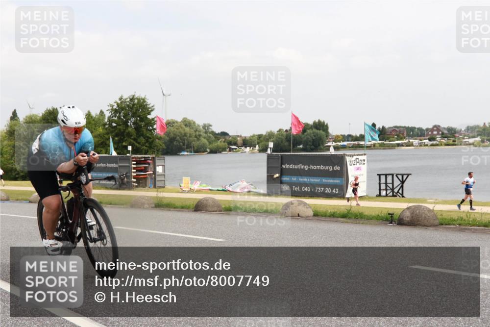 21.06.2025 - 27. Vierlanden-Triathlon H.Heesch http://msf.ph/oto/8007749 15.06.2025 12:02:25 Radfahren 730, 800, 878, 936 meine-sportfotos.de