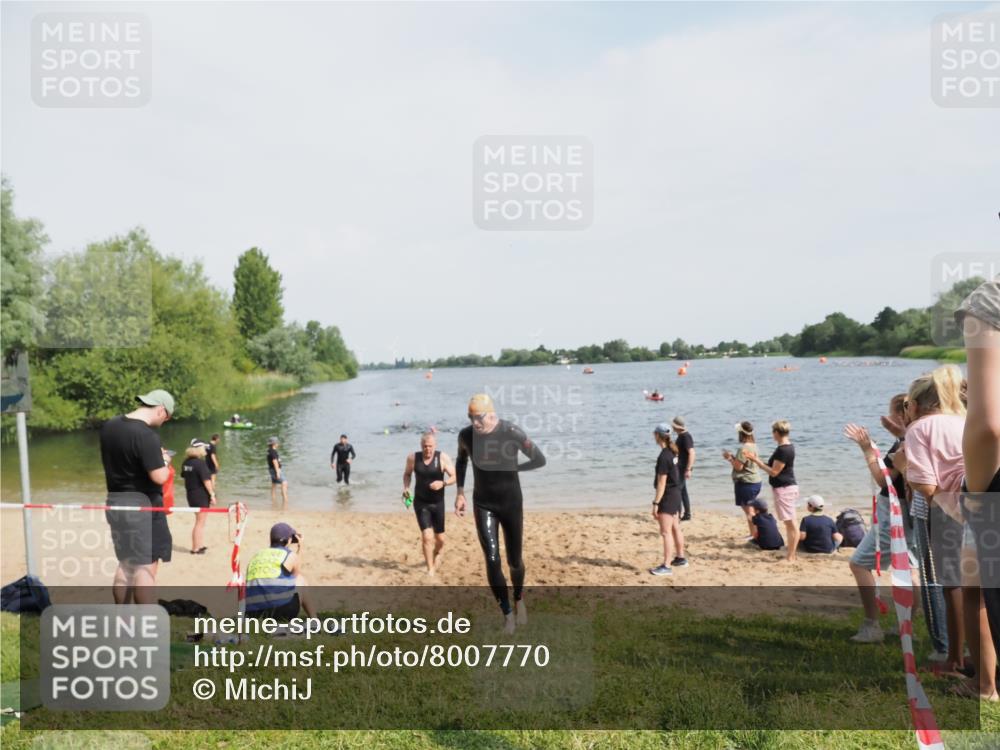 21.06.2025 - 27. Vierlanden-Triathlon MichiJ http://msf.ph/oto/8007770 15.06.2026 10:08:06 Schwimmen 295, 373, 403 meine-sportfotos.de