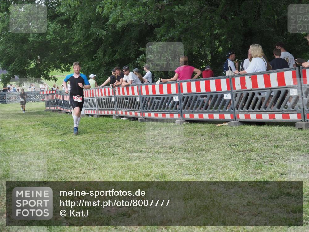 21.06.2025 - 27. Vierlanden-Triathlon KatJ http://msf.ph/oto/8007777 15.06.2025 13:01:06 Ziel 106 meine-sportfotos.de