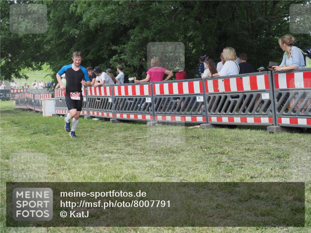 21.06.2025 - 27. Vierlanden-Triathlon KatJ http://msf.ph/oto/8007791 15.06.2025 13:01:07 Ziel 106 meine-sportfotos.de