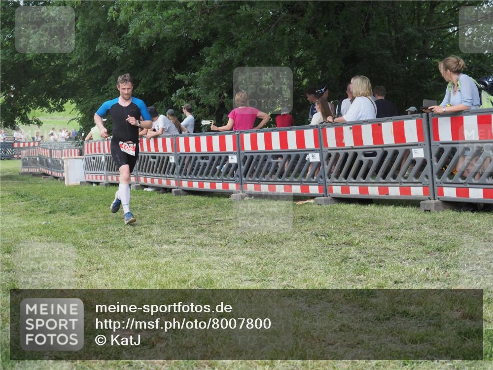 21.06.2025 - 27. Vierlanden-Triathlon KatJ http://msf.ph/oto/8007800 15.06.2025 13:01:07 Ziel 106 meine-sportfotos.de