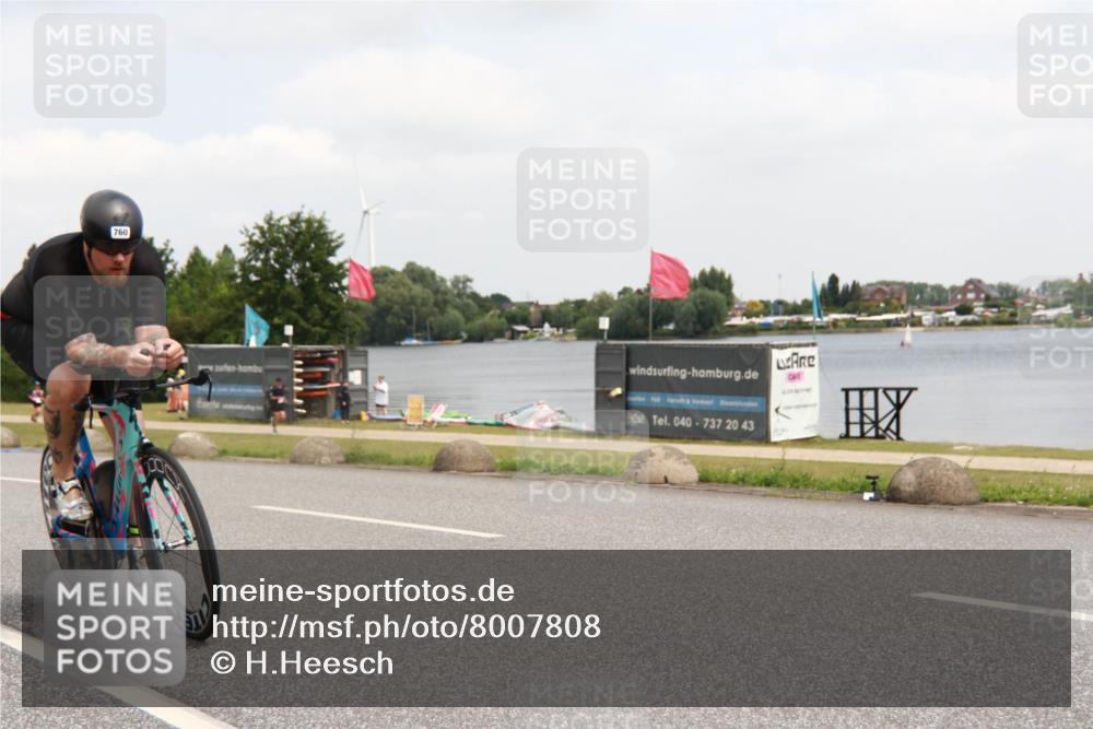 21.06.2025 - 27. Vierlanden-Triathlon H.Heesch http://msf.ph/oto/8007808 15.06.2025 12:11:15 Radfahren 760, 761 meine-sportfotos.de