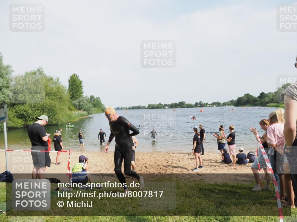 21.06.2025 - 27. Vierlanden-Triathlon MichiJ http://msf.ph/oto/8007817 15.06.2026 10:08:07 Schwimmen 295, 373, 403 meine-sportfotos.de