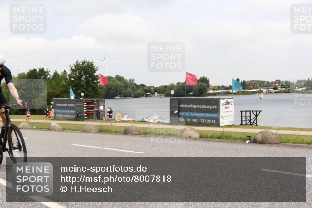 21.06.2025 - 27. Vierlanden-Triathlon H.Heesch http://msf.ph/oto/8007818 15.06.2025 12:11:16 Radfahren 760, 761 meine-sportfotos.de