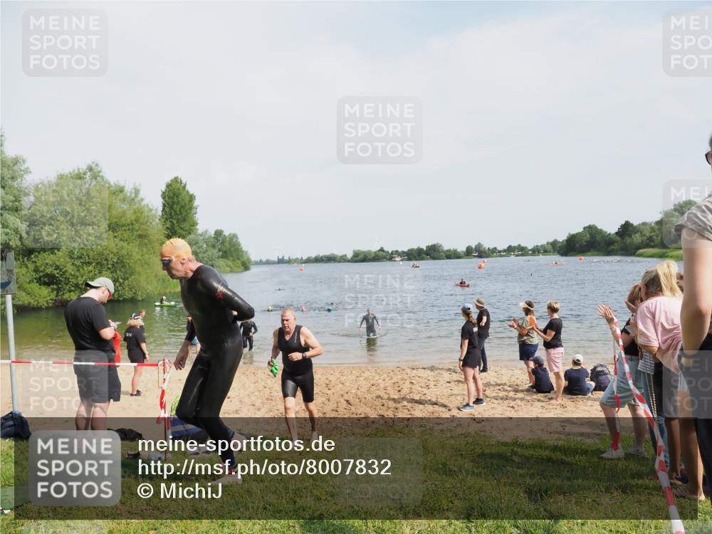 21.06.2025 - 27. Vierlanden-Triathlon MichiJ http://msf.ph/oto/8007832 15.06.2026 10:08:08 Schwimmen 295, 373, 403 meine-sportfotos.de