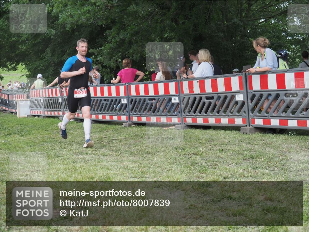 21.06.2025 - 27. Vierlanden-Triathlon KatJ http://msf.ph/oto/8007839 15.06.2025 13:01:07 Ziel 106 meine-sportfotos.de