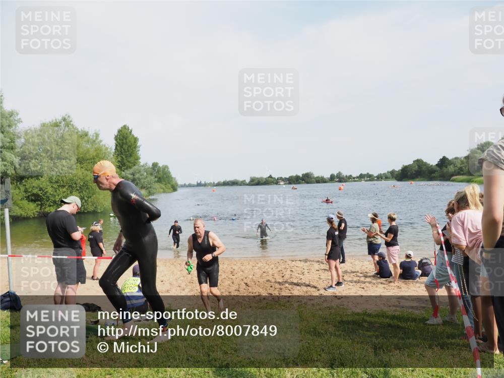 21.06.2025 - 27. Vierlanden-Triathlon MichiJ http://msf.ph/oto/8007849 15.06.2026 10:08:08 Schwimmen 295, 373, 403 meine-sportfotos.de