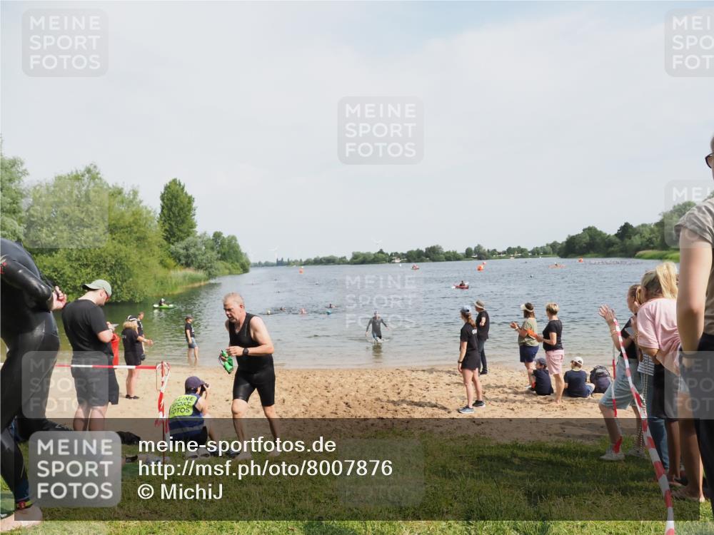 21.06.2025 - 27. Vierlanden-Triathlon MichiJ http://msf.ph/oto/8007876 15.06.2026 10:08:08 Schwimmen 295, 373, 403 meine-sportfotos.de