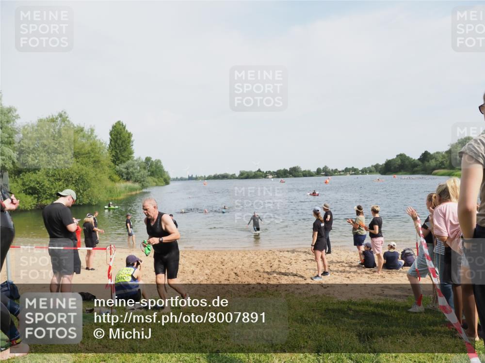 21.06.2025 - 27. Vierlanden-Triathlon MichiJ http://msf.ph/oto/8007891 15.06.2026 10:08:09 Schwimmen 295, 373, 399, 403 meine-sportfotos.de