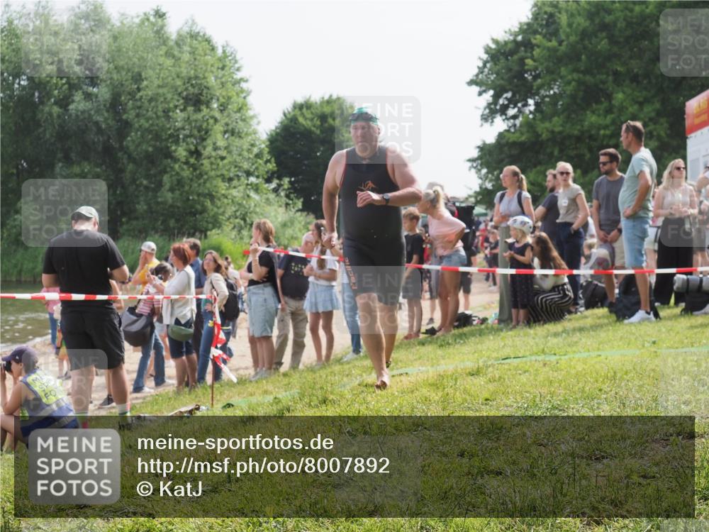 15.06.2025 - 27. Vierlanden-Triathlon KatJ http://msf.ph/oto/8007892 15.06.2025 10:06:23 Schwimmen 370, 381, 418, 447, 455 meine-sportfotos.de