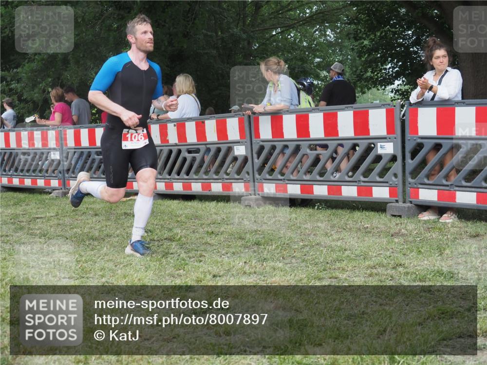 21.06.2025 - 27. Vierlanden-Triathlon KatJ http://msf.ph/oto/8007897 15.06.2025 13:01:08 Ziel 106 meine-sportfotos.de
