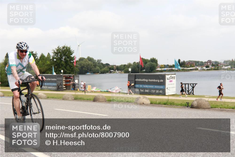 21.06.2025 - 27. Vierlanden-Triathlon H.Heesch http://msf.ph/oto/8007900 15.06.2025 12:11:34 Radfahren 705, 806, 1024, 1025, 1026, 1027 meine-sportfotos.de