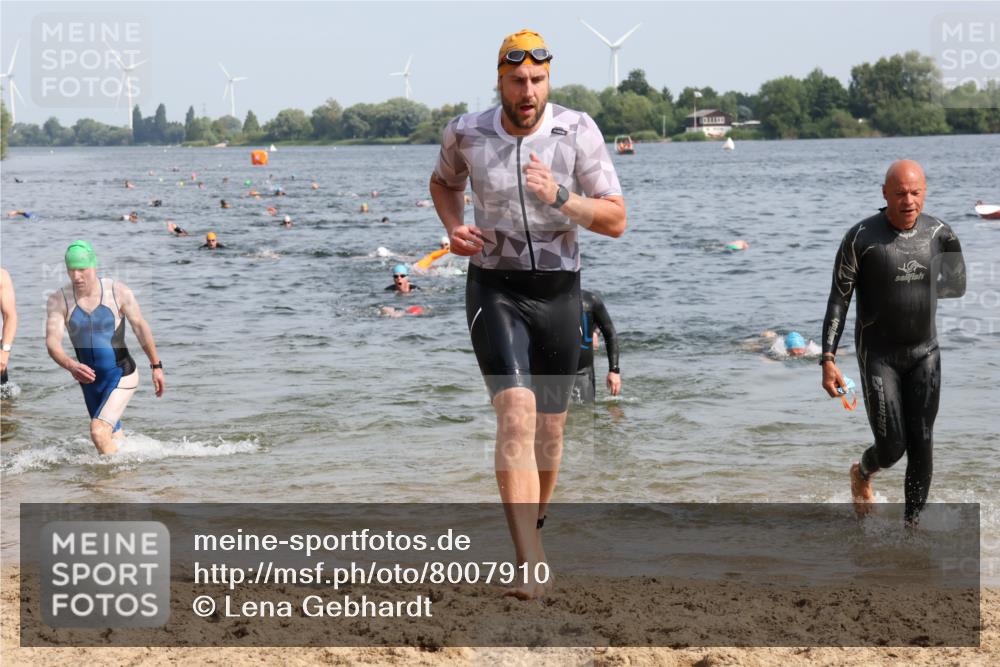 15.06.2025 - 27. Vierlanden-Triathlon Lena Gebhardt http://msf.ph/oto/8007910 15.06.2025 10:05:35 Schwimmen 366, 378, 392, 401, 409, 413, 450 meine-sportfotos.de