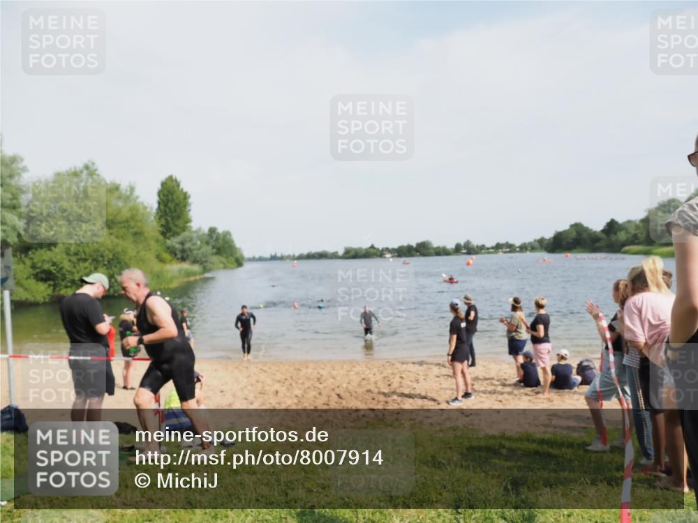 21.06.2025 - 27. Vierlanden-Triathlon MichiJ http://msf.ph/oto/8007914 15.06.2026 10:08:09 Schwimmen 295, 373, 399, 403 meine-sportfotos.de