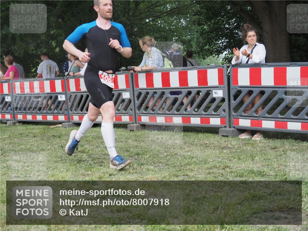 21.06.2025 - 27. Vierlanden-Triathlon KatJ http://msf.ph/oto/8007918 15.06.2025 13:01:08 Ziel 106 meine-sportfotos.de