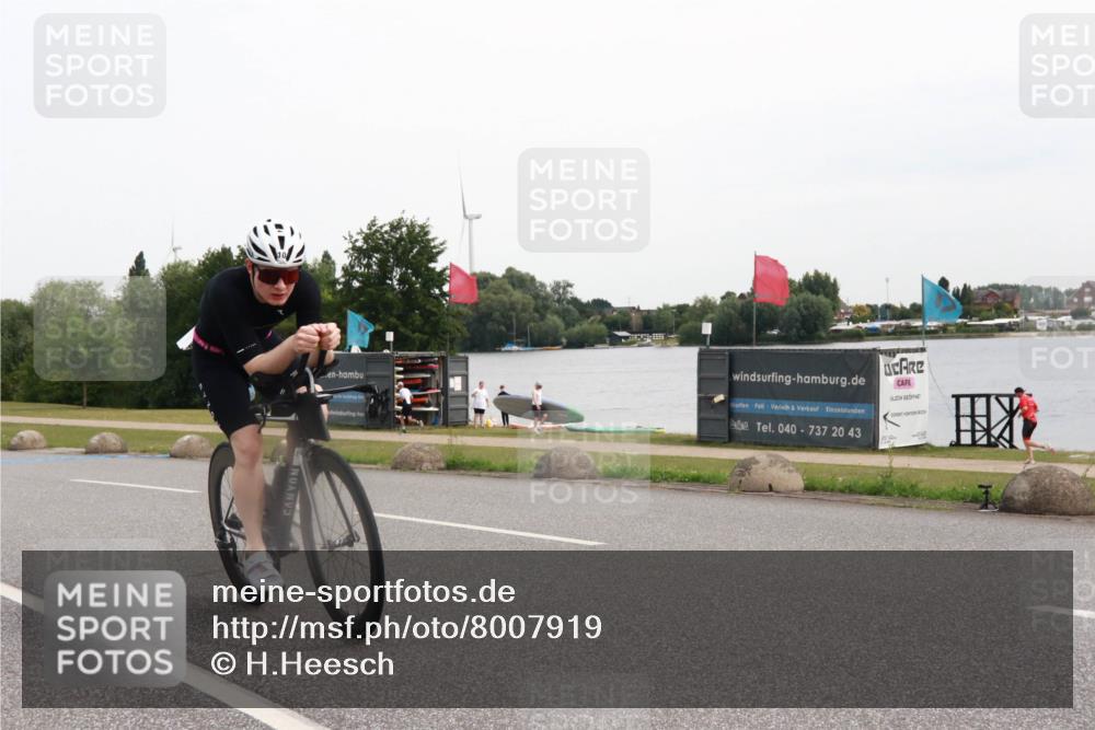 15.06.2025 - 27. Vierlanden-Triathlon H.Heesch http://msf.ph/oto/8007919 15.06.2025 10:45:23 Radfahren 10, 97, 148, 218 meine-sportfotos.de
