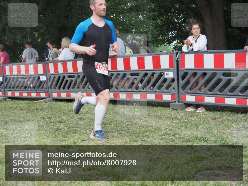 21.06.2025 - 27. Vierlanden-Triathlon KatJ http://msf.ph/oto/8007928 15.06.2025 13:01:08 Ziel 106 meine-sportfotos.de