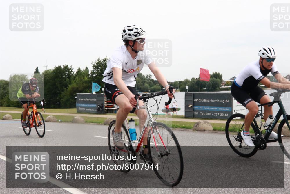 15.06.2025 - 27. Vierlanden-Triathlon H.Heesch http://msf.ph/oto/8007944 15.06.2025 10:45:27 Radfahren 10, 321, 349, 395, 413, 442 meine-sportfotos.de