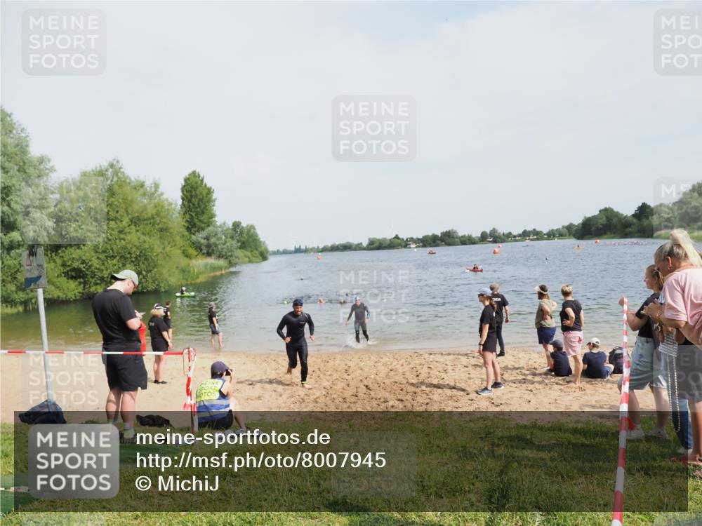 21.06.2025 - 27. Vierlanden-Triathlon MichiJ http://msf.ph/oto/8007945 15.06.2026 10:08:12 Schwimmen 295, 373, 399, 403 meine-sportfotos.de