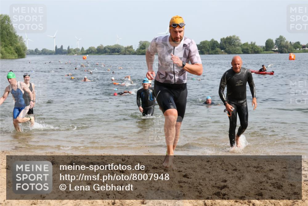 15.06.2025 - 27. Vierlanden-Triathlon Lena Gebhardt http://msf.ph/oto/8007948 15.06.2025 10:05:36 Schwimmen 366, 378, 392, 401, 409, 413, 450 meine-sportfotos.de