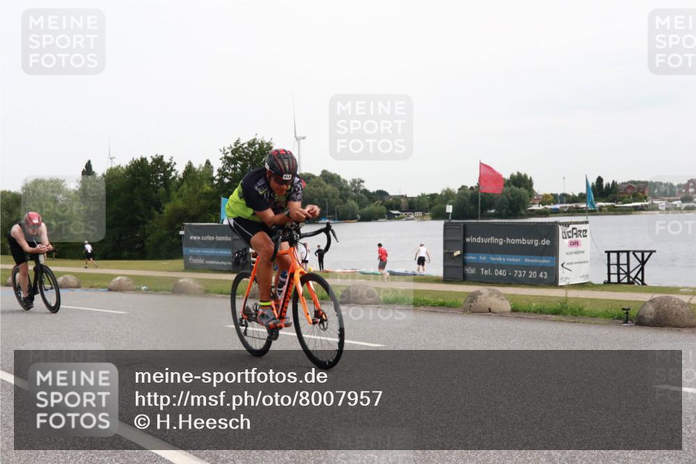 15.06.2025 - 27. Vierlanden-Triathlon H.Heesch http://msf.ph/oto/8007957 15.06.2025 10:45:27 Radfahren 10, 321, 349, 395, 413, 442 meine-sportfotos.de