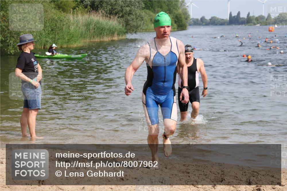 15.06.2025 - 27. Vierlanden-Triathlon Lena Gebhardt http://msf.ph/oto/8007962 15.06.2025 10:05:38 Schwimmen 366, 378, 392, 401, 413, 442, 450 meine-sportfotos.de