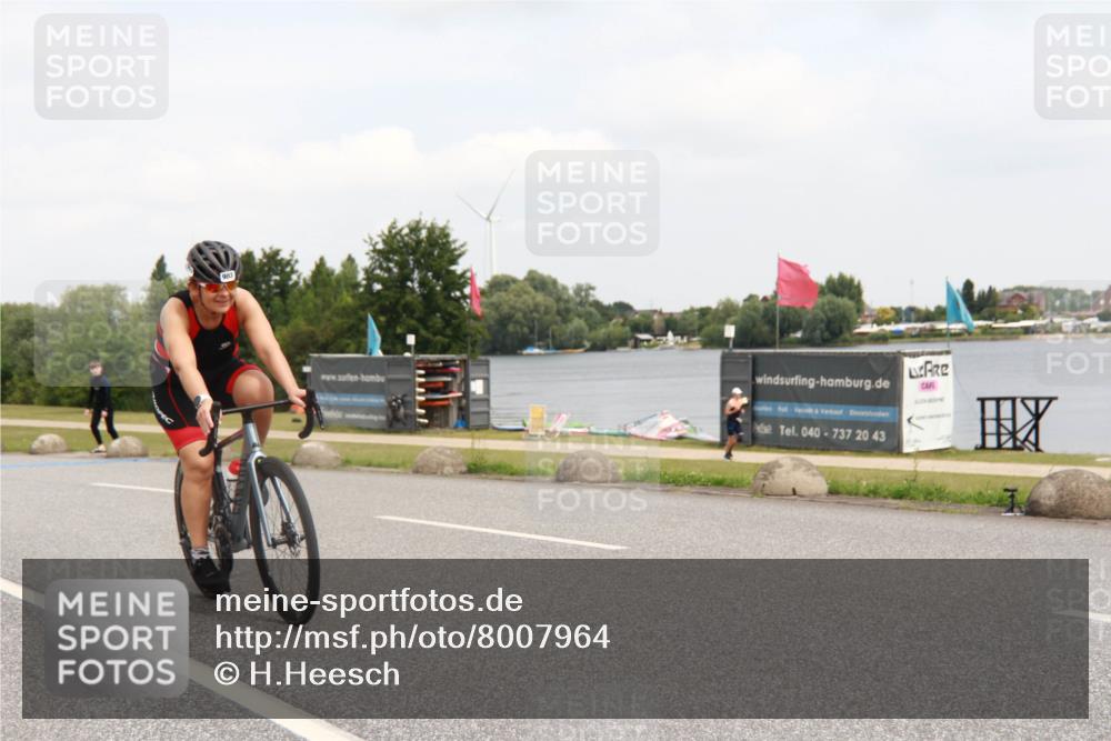 21.06.2025 - 27. Vierlanden-Triathlon H.Heesch http://msf.ph/oto/8007964 15.06.2025 12:12:44 Radfahren 903 meine-sportfotos.de