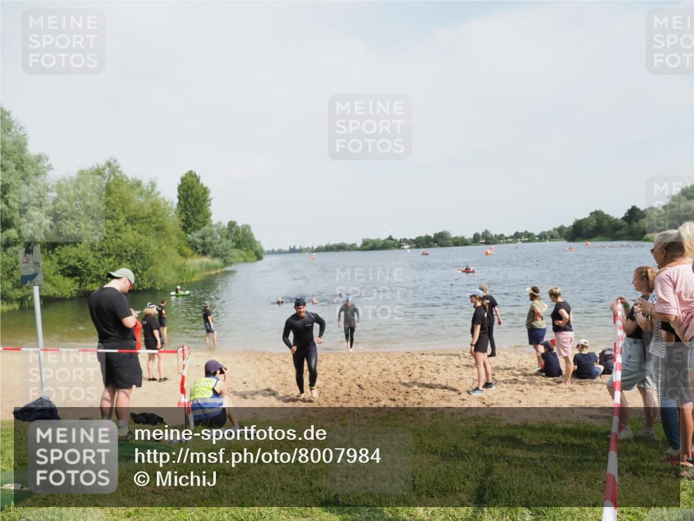 21.06.2025 - 27. Vierlanden-Triathlon MichiJ http://msf.ph/oto/8007984 15.06.2026 10:08:13 Schwimmen 295, 373, 399, 403 meine-sportfotos.de