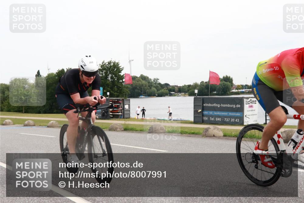 15.06.2025 - 27. Vierlanden-Triathlon H.Heesch http://msf.ph/oto/8007991 15.06.2025 10:45:32 Radfahren 183, 252, 321, 349, 395, 413, 415, 442 meine-sportfotos.de