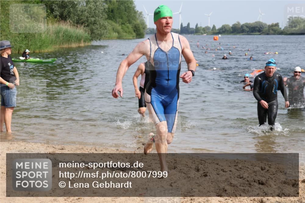 15.06.2025 - 27. Vierlanden-Triathlon Lena Gebhardt http://msf.ph/oto/8007999 15.06.2025 10:05:39 Schwimmen 366, 378, 392, 401, 413, 442, 450 meine-sportfotos.de