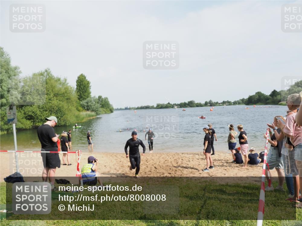 21.06.2025 - 27. Vierlanden-Triathlon MichiJ http://msf.ph/oto/8008008 15.06.2026 10:08:13 Schwimmen 295, 373, 399, 403 meine-sportfotos.de