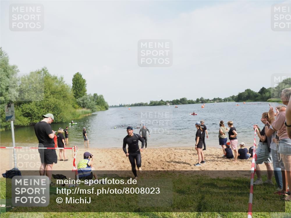 21.06.2025 - 27. Vierlanden-Triathlon MichiJ http://msf.ph/oto/8008023 15.06.2026 10:08:14 Schwimmen 295, 373, 399, 403 meine-sportfotos.de