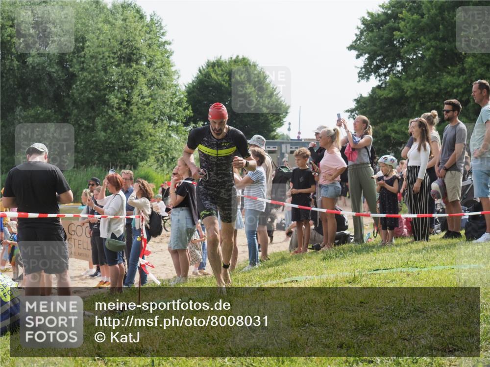 15.06.2025 - 27. Vierlanden-Triathlon KatJ http://msf.ph/oto/8008031 15.06.2025 10:06:31 Schwimmen 394, 434, 447 meine-sportfotos.de
