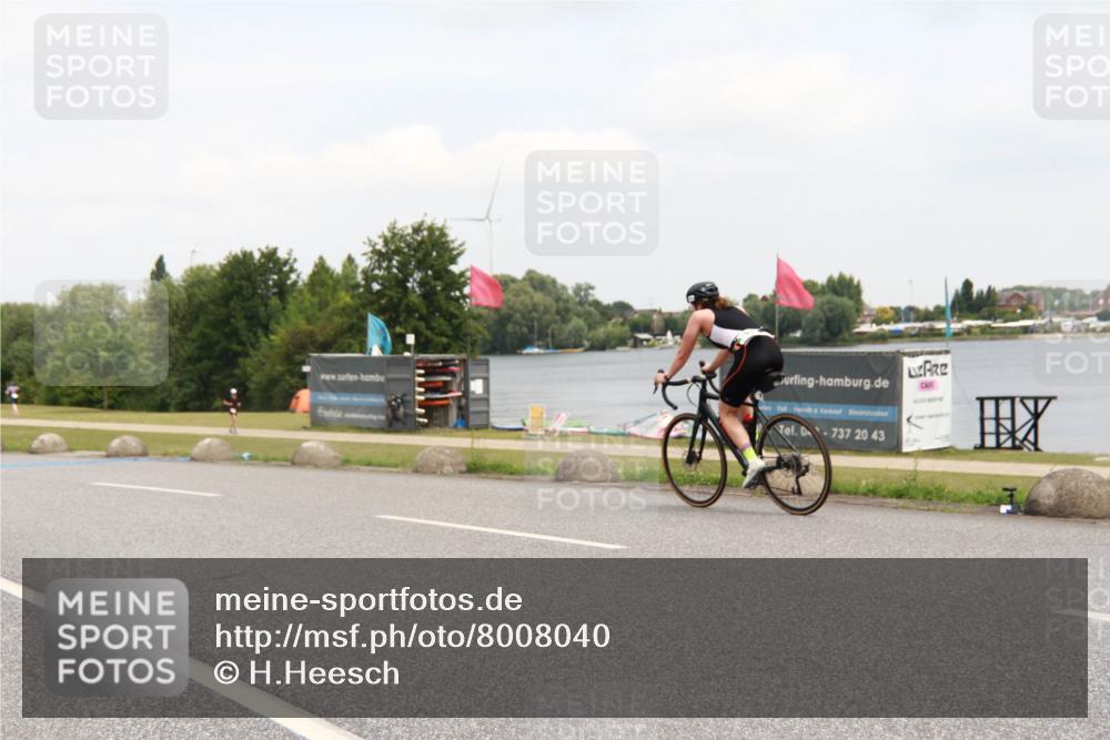 21.06.2025 - 27. Vierlanden-Triathlon H.Heesch http://msf.ph/oto/8008040 15.06.2025 12:13:04 Radfahren 922, 957 meine-sportfotos.de