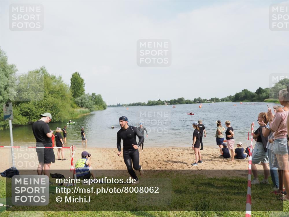21.06.2025 - 27. Vierlanden-Triathlon MichiJ http://msf.ph/oto/8008062 15.06.2026 10:08:14 Schwimmen 295, 373, 399, 403 meine-sportfotos.de