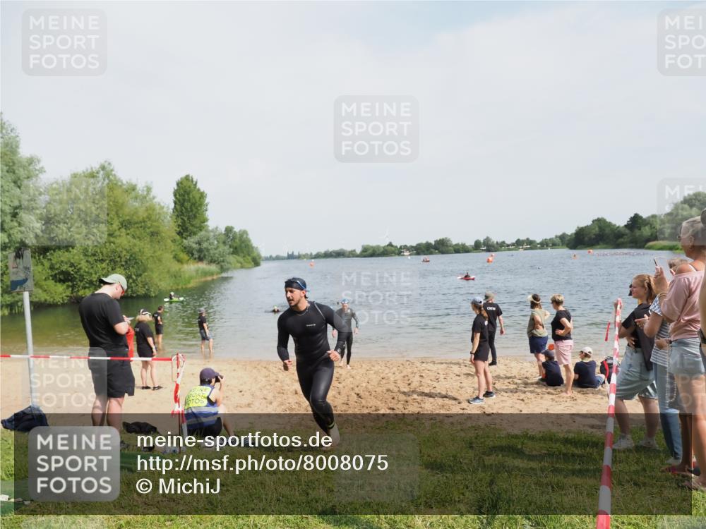 21.06.2025 - 27. Vierlanden-Triathlon MichiJ http://msf.ph/oto/8008075 15.06.2026 10:08:14 Schwimmen 295, 373, 399, 403 meine-sportfotos.de