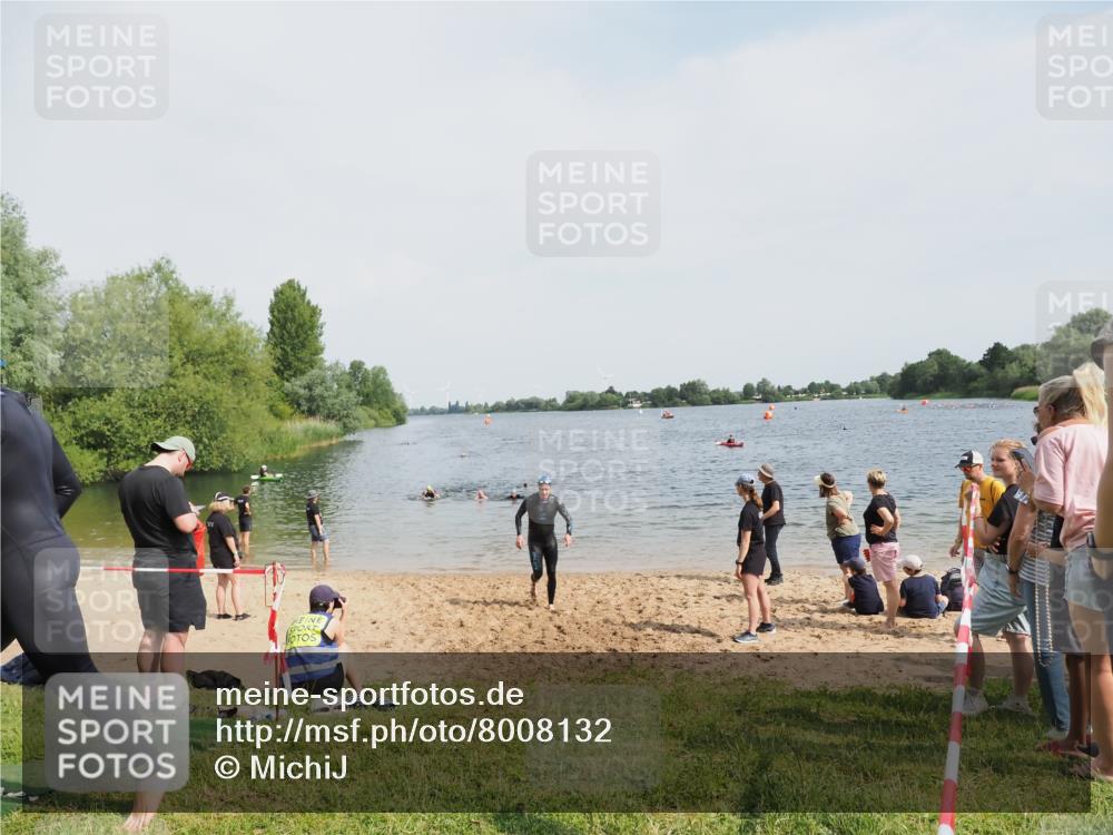 21.06.2025 - 27. Vierlanden-Triathlon MichiJ http://msf.ph/oto/8008132 15.06.2026 10:08:16 Schwimmen 295, 399 meine-sportfotos.de