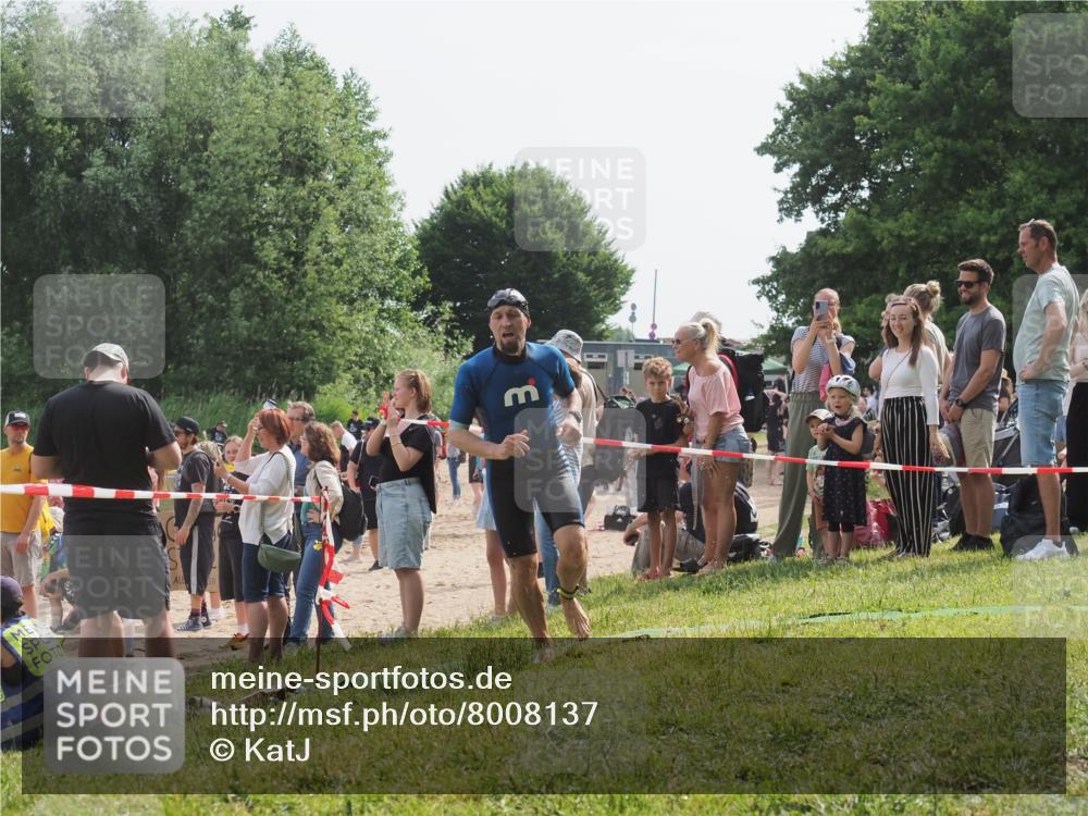 15.06.2025 - 27. Vierlanden-Triathlon KatJ http://msf.ph/oto/8008137 15.06.2025 10:06:34 Schwimmen 394, 434, 440 meine-sportfotos.de